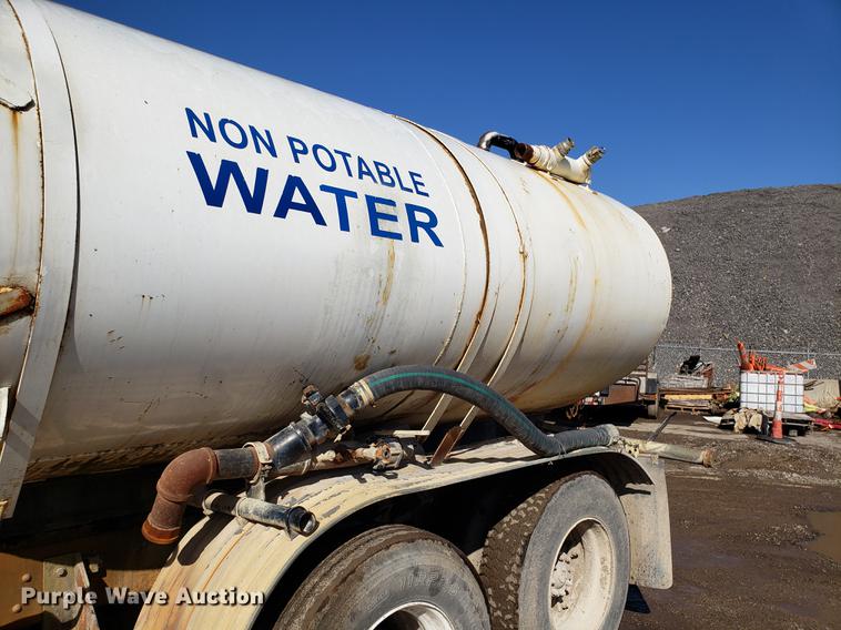 image for item DD3976 1985 Ford LT9000 water truck