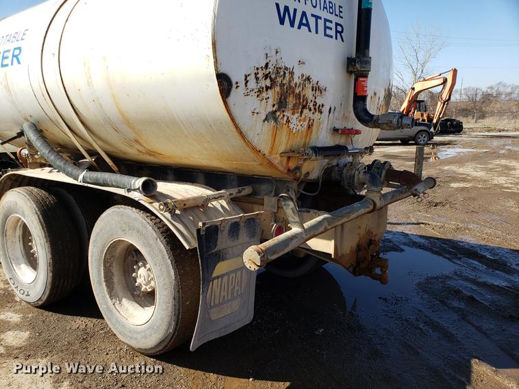 image for item DD3976 1985 Ford LT9000 water truck