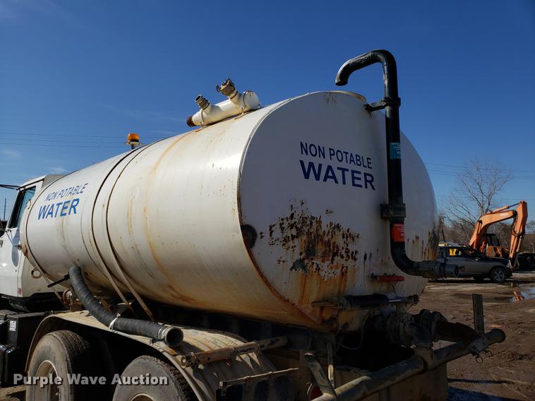 image for item DD3976 1985 Ford LT9000 water truck