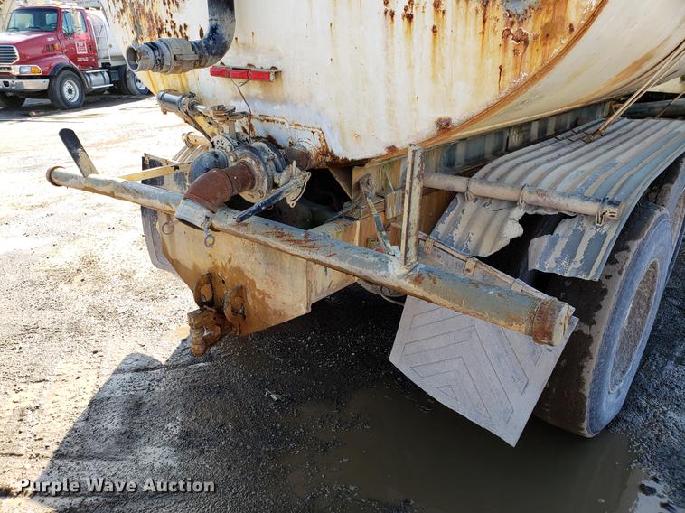 image for item DD3976 1985 Ford LT9000 water truck