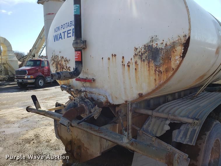 image for item DD3976 1985 Ford LT9000 water truck