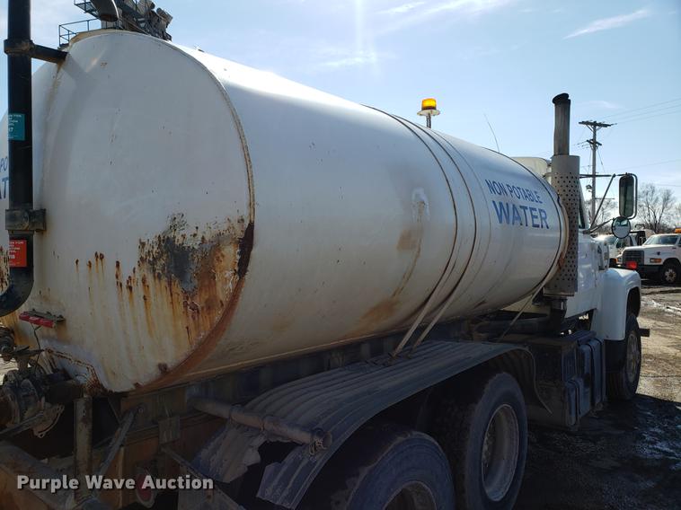image for item DD3976 1985 Ford LT9000 water truck