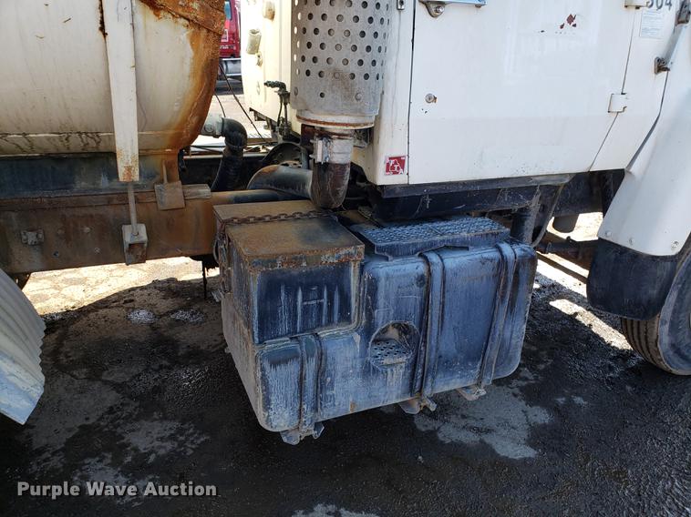 image for item DD3976 1985 Ford LT9000 water truck