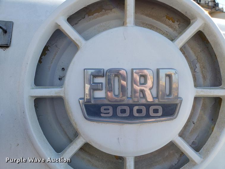 image for item DD3976 1985 Ford LT9000 water truck