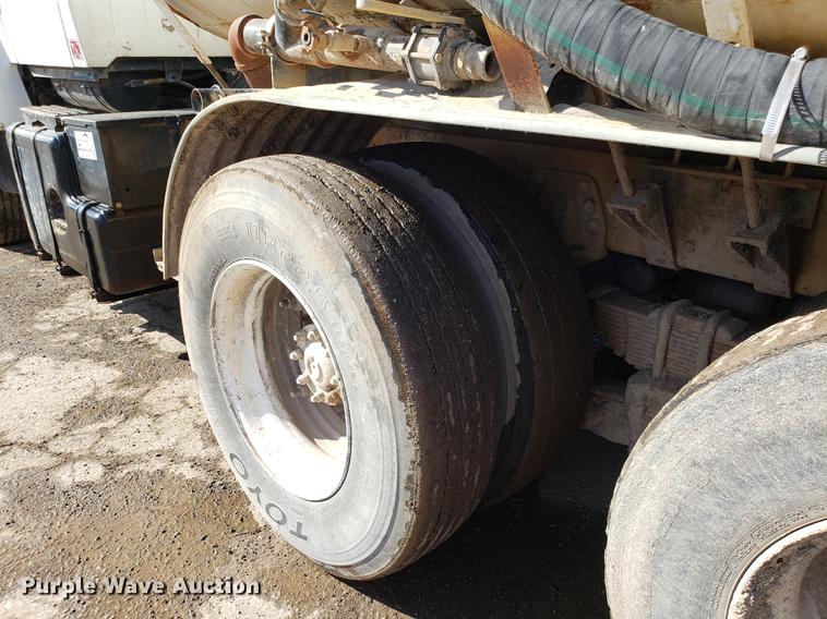 image for item DD3976 1985 Ford LT9000 water truck