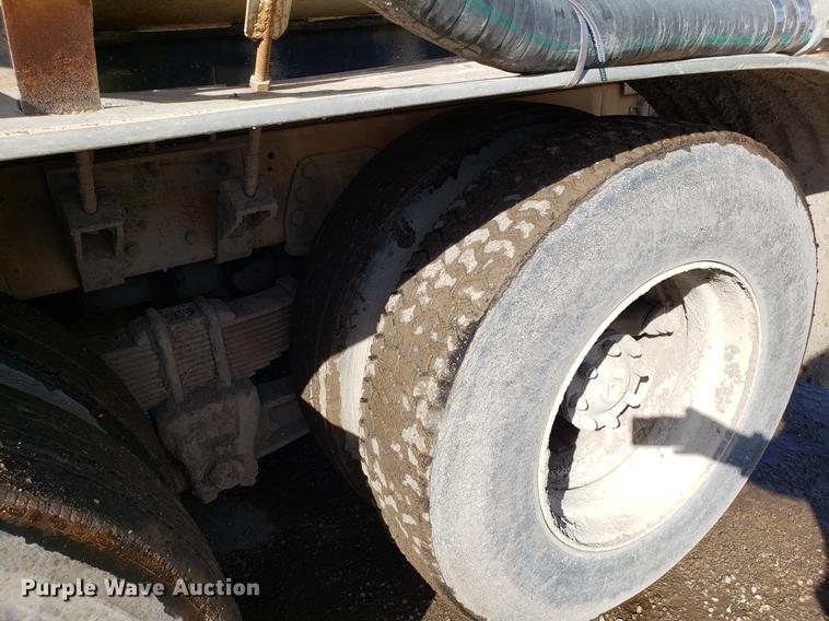 image for item DD3976 1985 Ford LT9000 water truck