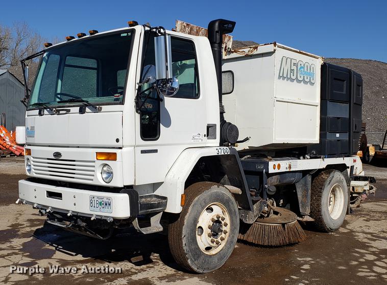 image for item DD3977 2003 Sterling SC8000 street sweeper truck