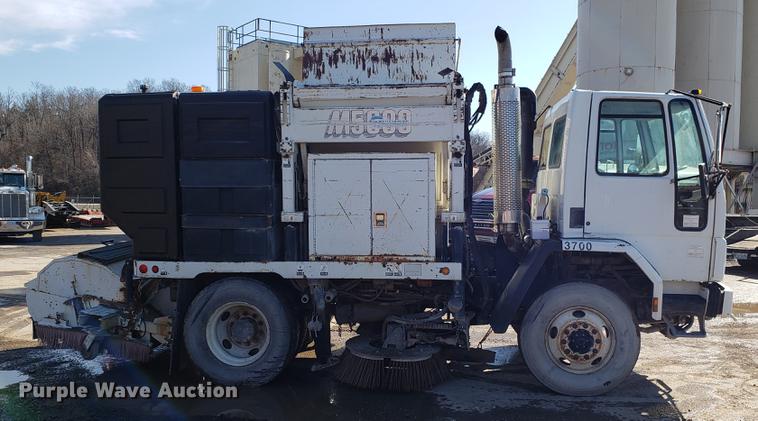 image for item DD3977 2003 Sterling SC8000 street sweeper truck
