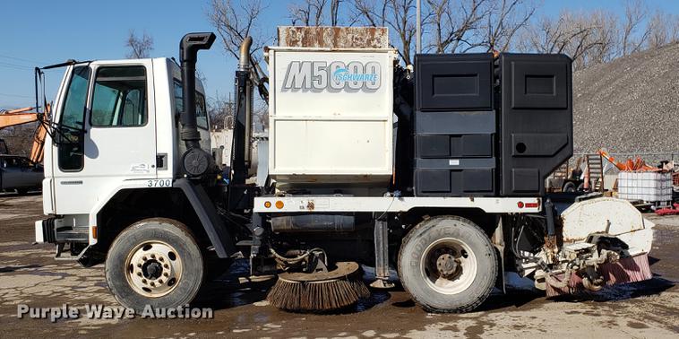 image for item DD3977 2003 Sterling SC8000 street sweeper truck