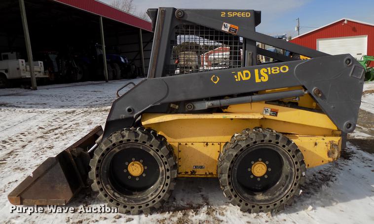 image for item DE7594 2001 New Holland LS180 skid steer