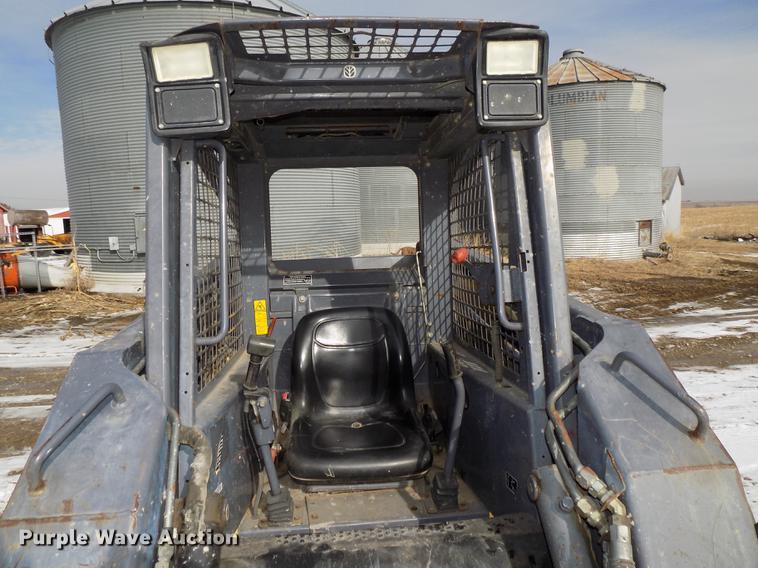 image for item DE7594 2001 New Holland LS180 skid steer