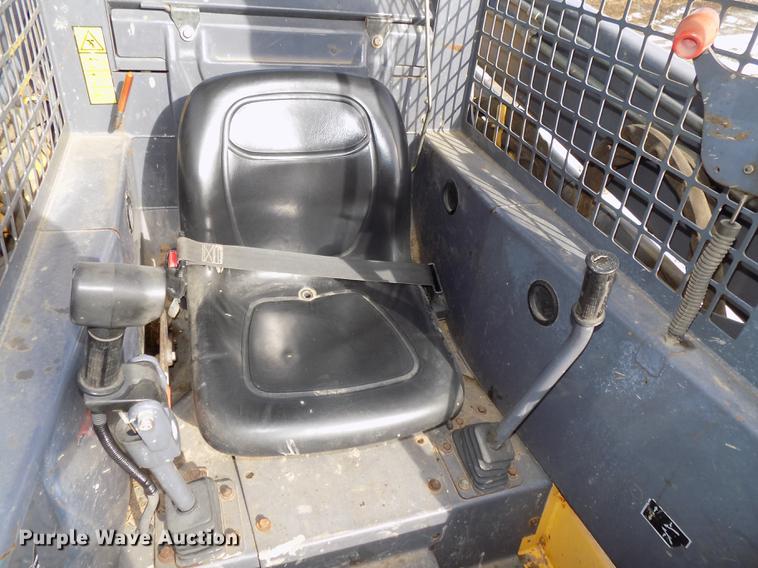 image for item DE7594 2001 New Holland LS180 skid steer