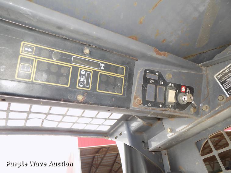 image for item DE7594 2001 New Holland LS180 skid steer