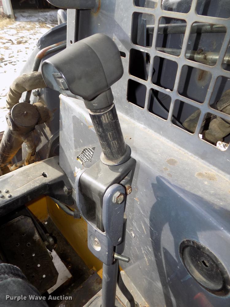 image for item DE7594 2001 New Holland LS180 skid steer