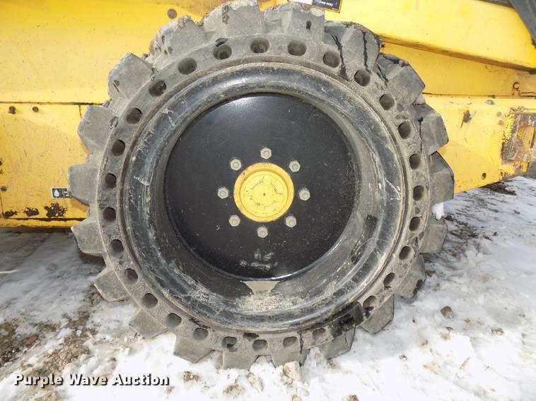 image for item DE7594 2001 New Holland LS180 skid steer