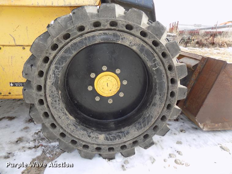 image for item DE7594 2001 New Holland LS180 skid steer