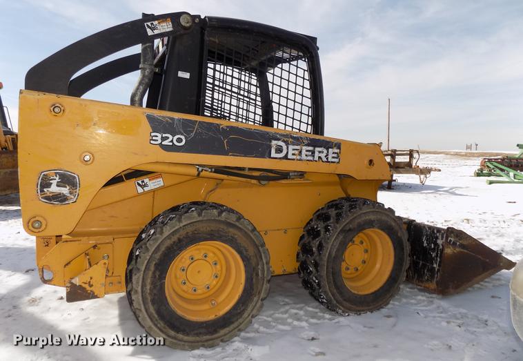 image for item DE7595 2005 John Deere 320 skid steer