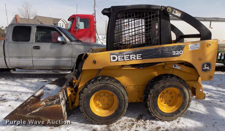 image for item DE7595 2005 John Deere 320 skid steer