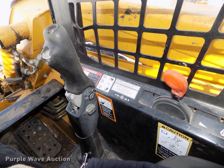 image for item DE7595 2005 John Deere 320 skid steer