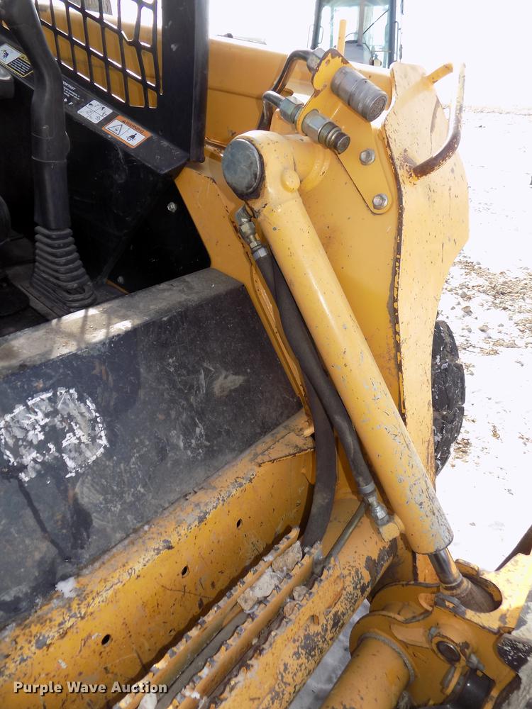 image for item DE7595 2005 John Deere 320 skid steer
