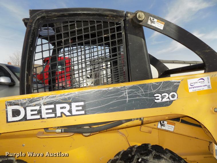 image for item DE7595 2005 John Deere 320 skid steer
