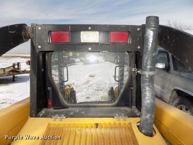 image for item DE7595 2005 John Deere 320 skid steer