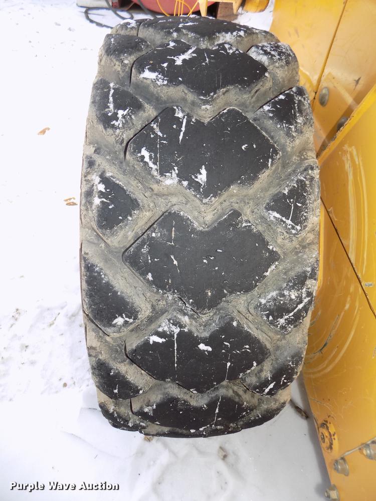 image for item DE7595 2005 John Deere 320 skid steer