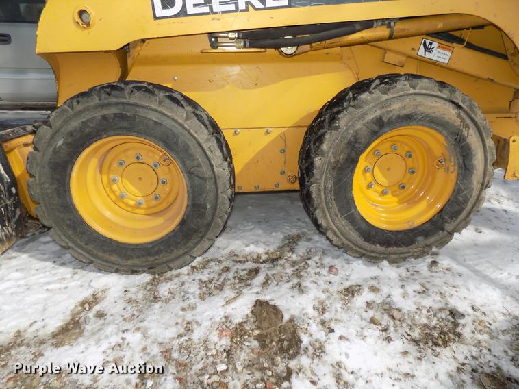 image for item DE7595 2005 John Deere 320 skid steer