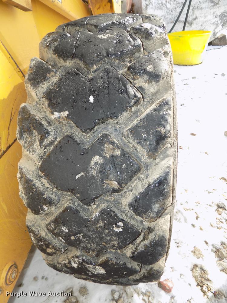 image for item DE7595 2005 John Deere 320 skid steer