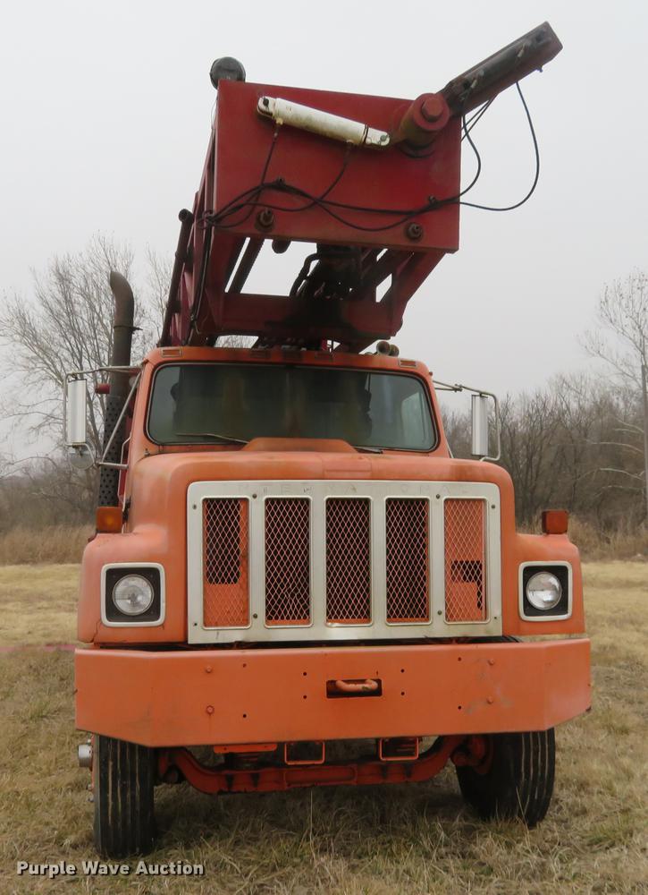 image for item DE8800 1979 International F2574 drilling rig truck