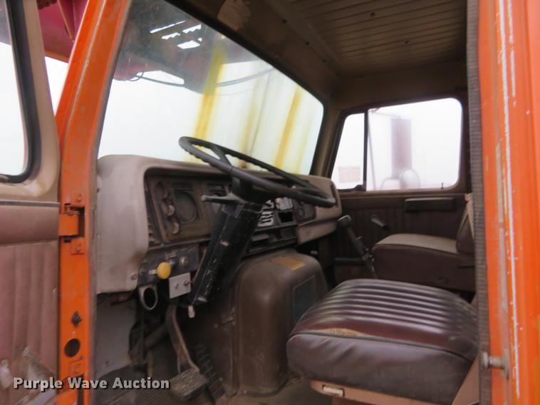 image for item DE8800 1979 International F2574 drilling rig truck