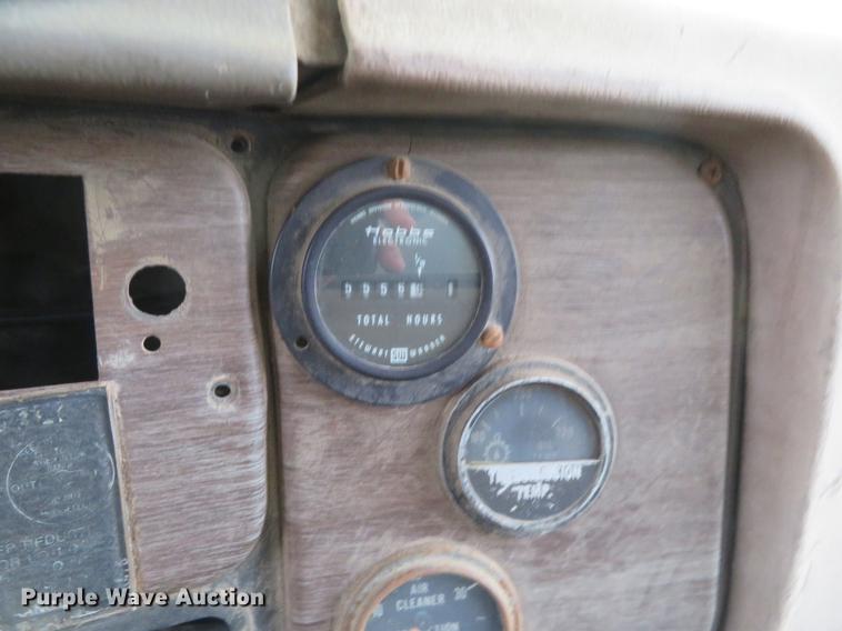 image for item DE8800 1979 International F2574 drilling rig truck