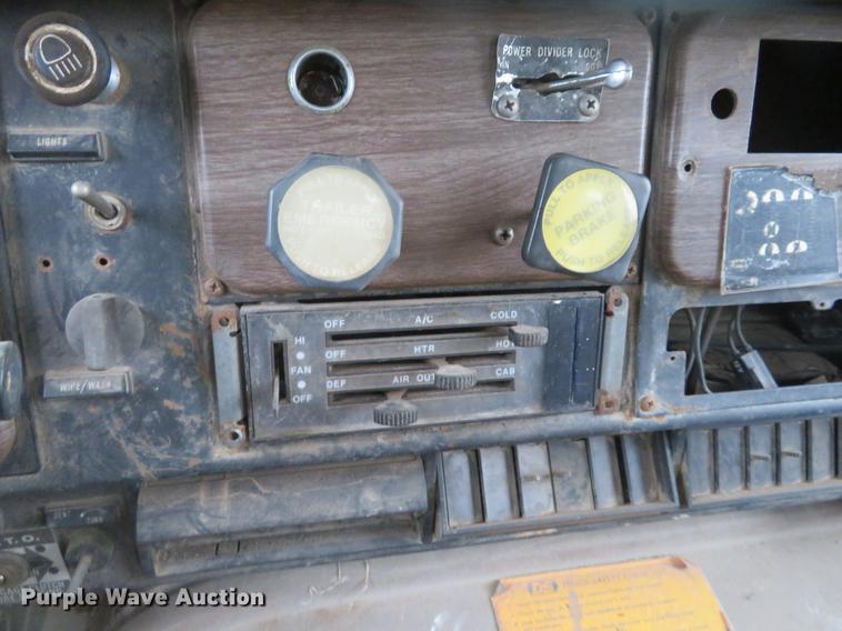 image for item DE8800 1979 International F2574 drilling rig truck