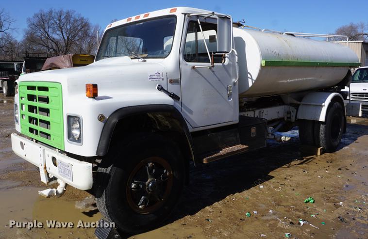 image for item DF7626 1981 International S1800 tank truck