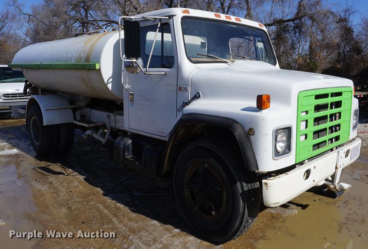 image for item DF7626 1981 International S1800 tank truck