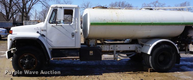image for item DF7626 1981 International S1800 tank truck