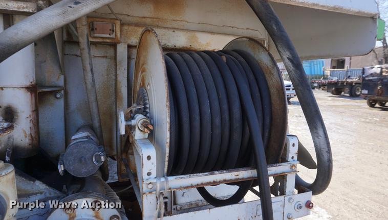 image for item DF7626 1981 International S1800 tank truck