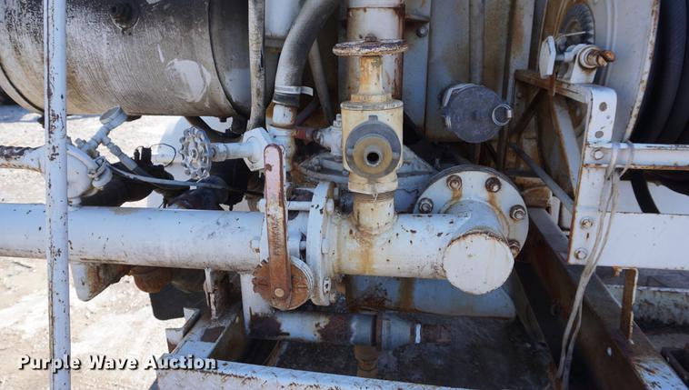 image for item DF7626 1981 International S1800 tank truck