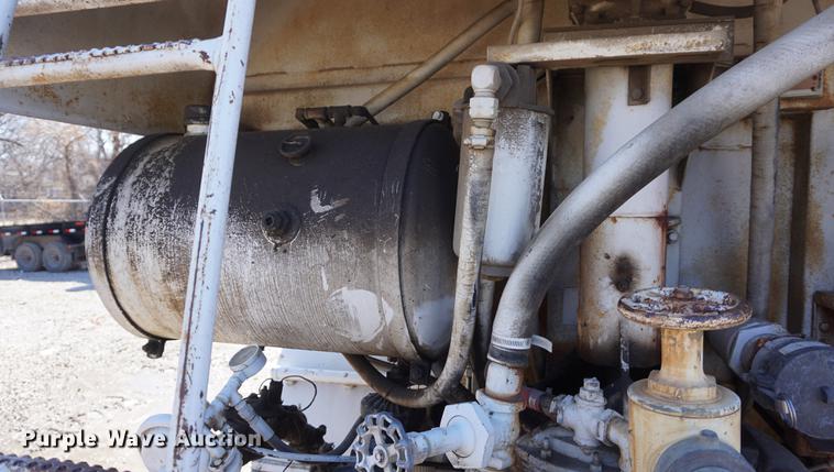 image for item DF7626 1981 International S1800 tank truck