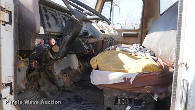 image for item DF7626 1981 International S1800 tank truck