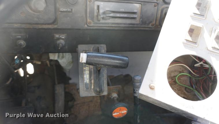 image for item DF7626 1981 International S1800 tank truck