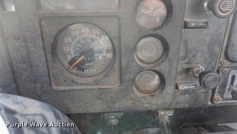 image for item DF7626 1981 International S1800 tank truck