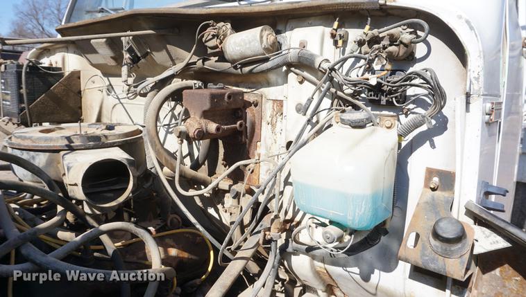 image for item DF7626 1981 International S1800 tank truck