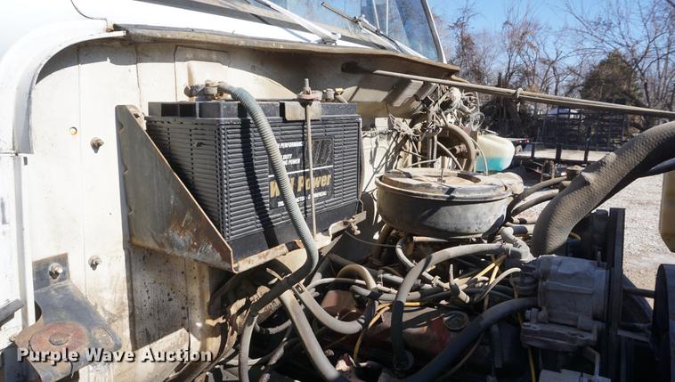 image for item DF7626 1981 International S1800 tank truck