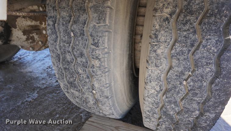 image for item DF7626 1981 International S1800 tank truck