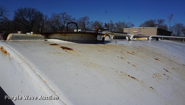 image for item DF7626 1981 International S1800 tank truck