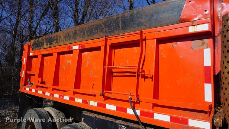 image for item DF7628 1991 International 4900 dump truck