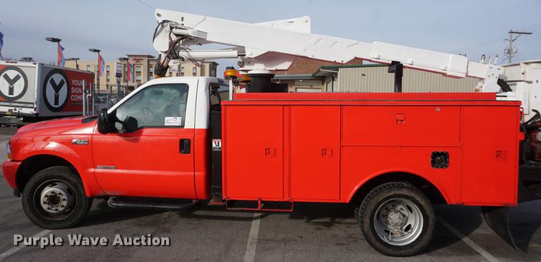 image for item DF7629 2004 Ford F550 Super Duty bucket truck