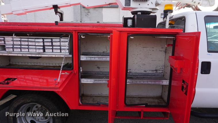 image for item DF7629 2004 Ford F550 Super Duty bucket truck