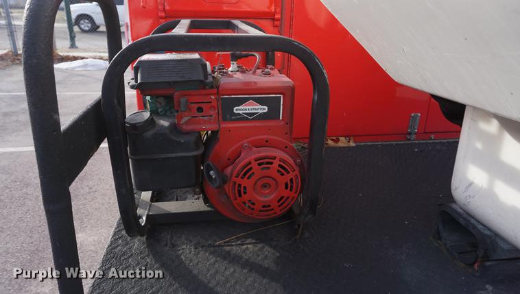 image for item DF7629 2004 Ford F550 Super Duty bucket truck